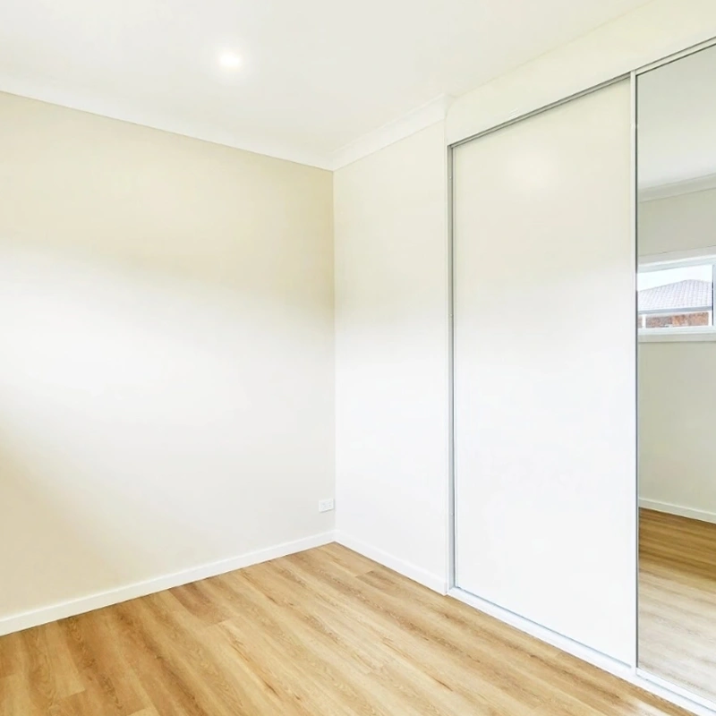 Casa adosada económica de una sola planta con estructura de acero ligero