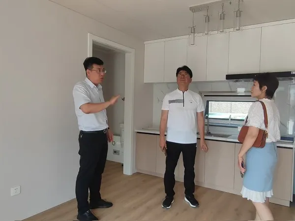 Explaining Samples to Customers